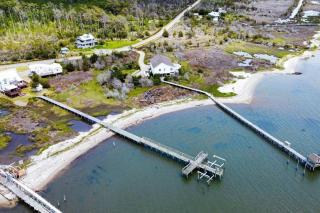 Shipwrecked Shack Waterfront House Boat on Land - Sealevel - 6
