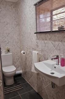 Graceland Guesthouse - 7