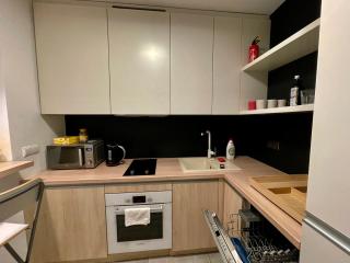 AirCondition Orange 4 metro 65'TV fast WiFi Netflix HBO AppleTV - Warsaw - 8