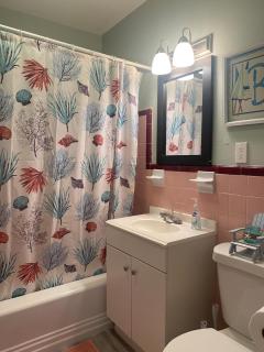 5 min to Beach Large Living Room Fenced Backyard BBQ Firepit Driveway Boat Parking - Lake Worth - 3
