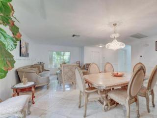 Serene Room in Miramar's High-End Estate - Miramar - 2