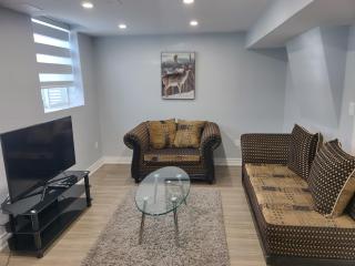 Prestige Accommodation Self-contained 2 Bedrooms Suite - Ajax - 1