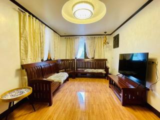 La Famille Guesthouse Pundaquit Mountain view and walking distance to beach - 8