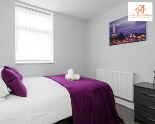 Supersized House 6 Beds Sleeps 14 w Garden & Carpark By Hinkley Homes Short Lets & Serviced Accommodation - 4