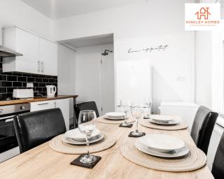 Stylish Home 8 Guests - Liverpool - Free Wifi & Parking By Hinkley Homes Short Lets & Serviced Accommodation - 3