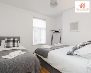 2 Bedroom House Liverpool- Large & Cosy- Sleeps 5 By Hinkley Homes Short Lets & Serviced Accommodation - Liverpool - 1