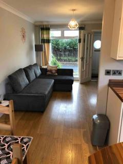Cosy Home with Free Parking Near Edinburgh St Andrews M90 & Amazon - 5