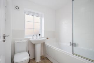 TMS Cheerful 5BDR house! Thurrock! Free Parking! - Stanford-le-Hope - 2