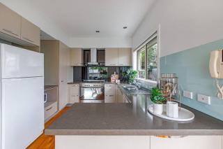 East Brighton Townhouse by Ready Set Host - 9