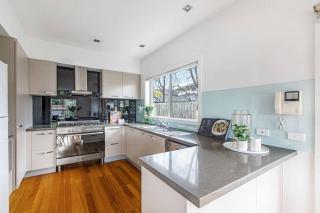 East Brighton Townhouse by Ready Set Host - 8