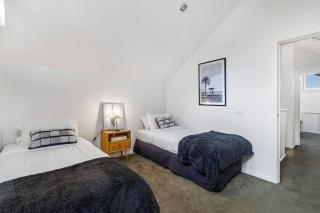 East Brighton Townhouse by Ready Set Host - 2