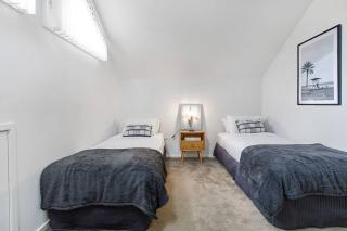 East Brighton Townhouse by Ready Set Host - 1