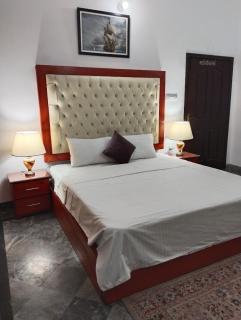 1 Kanal Entire House with 4 Bedrooms - Lahore - 9