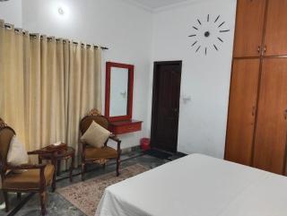 1 Kanal Entire House with 4 Bedrooms - Lahore - 1
