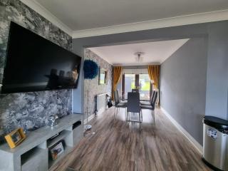 Spacious house City skyline and mountain views close too belfast centre and airports free parking - Belfast - 8
