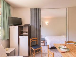 Appartement 2 pièces avec coin nuit, balcon, parking et casier à ski - Proche télécabine et centre - FR-1-330C-16 - 3