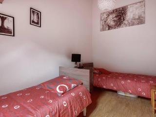 Chalet 2 chambres, 6 pers, terrasse, balcon, parking, wifi, près ski et commerces - FR-1-401-52 - 6