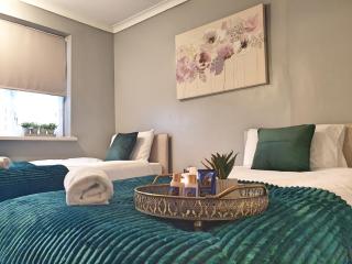 Spacious City Home with Free Parking, Fast Wi-Fi & Netflix - Coventry - 5