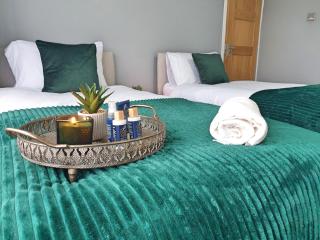 Spacious City Home with Free Parking, Fast Wi-Fi & Netflix - Coventry - 1