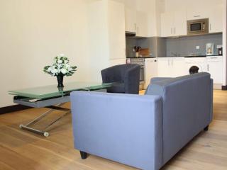 Appartement 3 pièces avec cuisine équipée, TV, et parquet massif à Rochefort - FR-1-246B-462 - 6