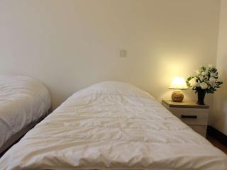 Appartement 3 pièces avec cuisine équipée, TV, et parquet massif à Rochefort - FR-1-246B-462 - Rochefort - 2