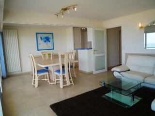 Quiberon: Appartement 3 pièces avec balcon et parking près du centre - FR-1-478-37 - 1