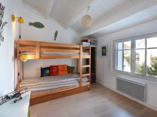 Maison de Charme au Centre du Village avec Cheminée et Cuisine Équipée - FR-1-434-56 - 1