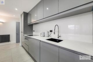 FREE PARKING - Stylish Three Bedroom Apartment by London ExCeL - London - 5