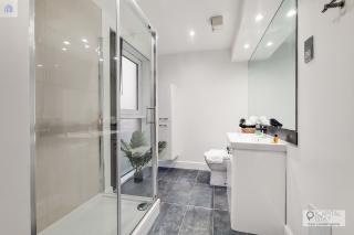 FREE PARKING - Stylish Three Bedroom Apartment by London ExCeL - 7