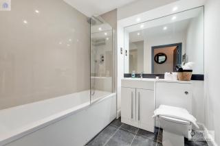 FREE PARKING - Stylish Three Bedroom Apartment by London ExCeL - London - 2