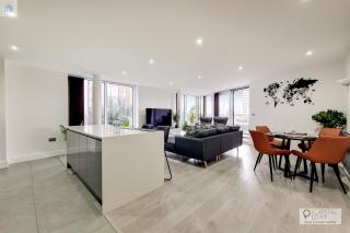 FREE PARKING - Stylish Three Bedroom Apartment by London ExCeL - London - 1