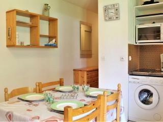 Studio cabine 5 couchages, proche commodités, téléski, balcon sud, ski casier - FR-1-330-531 - 2