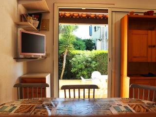 Villa Mitoyenne avec Terrasse, Piscine et Parking à Proximité de la Plage et du Centre - FR-1-607-27 - Cap d'Agde - 8