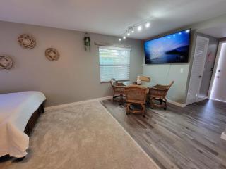 Walk To Siesta Beach, Restaurants, Shopping & More! - Sarasota - 8