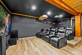Smoky Bear BnB! Theater, Game Room, Hot Tub, Bar, 5Br 5Ba - 9