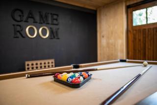 Smoky Bear BnB! Theater, Game Room, Hot Tub, Bar, 5Br 5Ba - Gatlinburg - 6