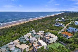 17 Castaways Cove David Low Way Castaways Beach - 2
