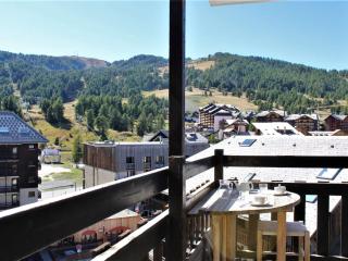 Appartement rénové 2 étoiles, pied de pistes, balcon sud, casier à ski - FR-1-330-218 - 1