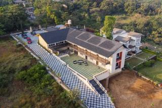 Asanjo Villa by StayVista - Mulshi's lush beauty with Eclectic interiors, Valley view, Movie projector & a refreshing swimming pool - Mulshi - 4