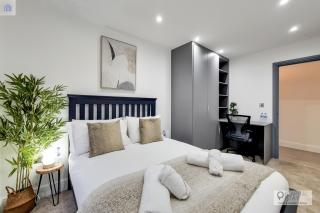 FREE PARKING - Stylish Three Bedroom Apartment by London ExCeL - London - 0