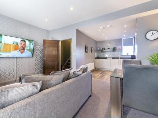 Pass the Keys Stunning 2BR Duplex w Bars Cafes Parks Nearby - Belfast - 3