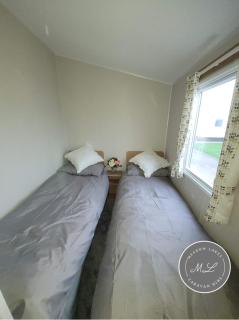 Palm Grove 181- Golden Palm - Pet friendly, WiFi, central heating, bed linen - Meadow Lakes Caravan & Lodge Hire - Chapel Saint Leonards - 5