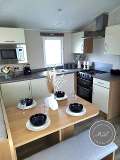 Palm Grove 181- Golden Palm - Pet friendly, WiFi, central heating, bed linen - Meadow Lakes Caravan & Lodge Hire - Chapel Saint Leonards - 7