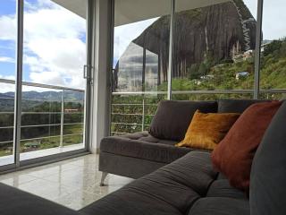 Linda casa con espectacular vista embalse y piedra - Guatapé - 0