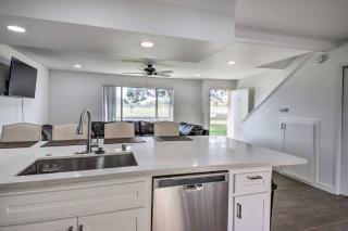 Central Bakersfield Townhome with Private Patio - Bakersfield - 1