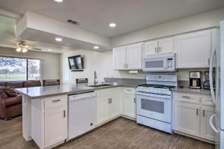 Comfy Bakersfield Townhome - Fire Pit and Patio - 4