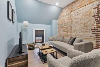 Luxury Contemporary Condo in Downtown Collingwood 97044 - 5