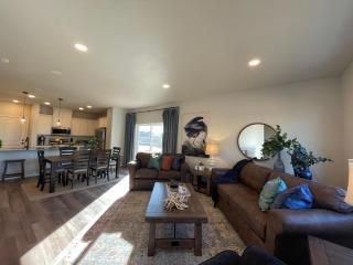 Hidden Gem - Brand New Curated Home with Pool Access - Fort Collins - 6