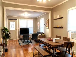 Cozy 3 Bedroom House w/ Free Parking, Netflix, & More - 8