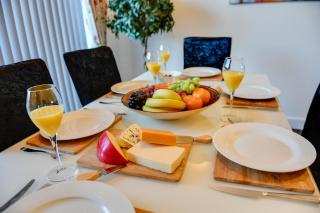 3 BR Home l Free Parking l 5 Guests l Garden l Long Stays l - 2